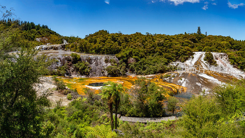 梯级梯田和Terracettes, Orakei Korako地热公园和洞穴，隐藏山谷，新西兰陶波